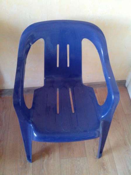 Пластиковые стулья, стол, недорого
