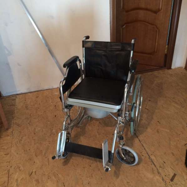 Санитарное инвалидное кресло