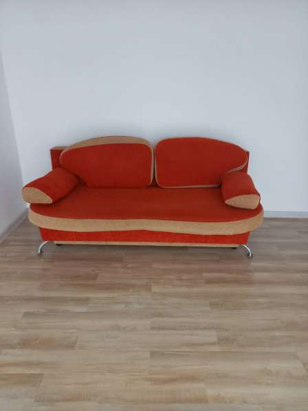 Раскладывающий диван б/у в фото 6