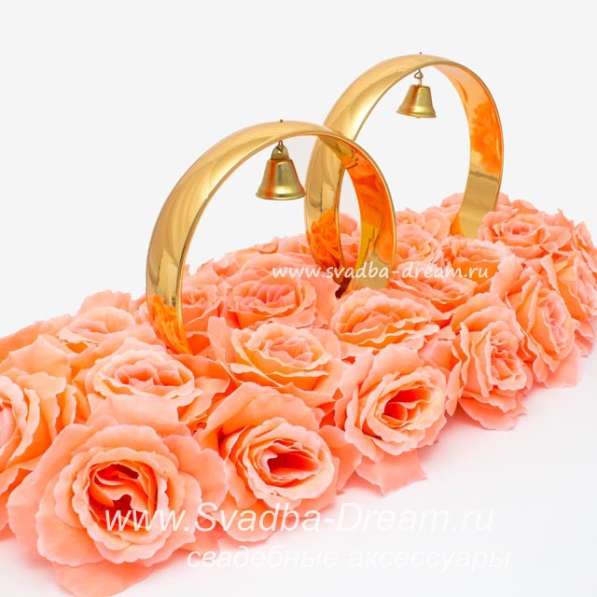 Свадебные украшения на автомобиль: кольца, ленты, розы в Москве