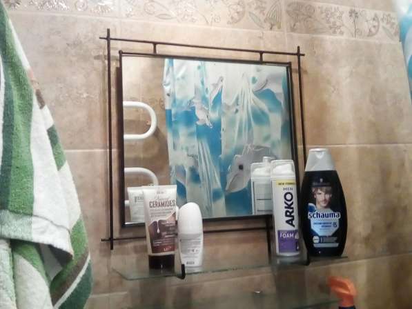 Зеркало со стеклянной полкой. в ванную комнату