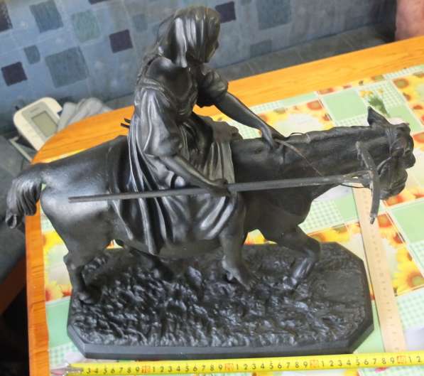 Чугунная скульптура Крестьянка с граблями на лошади, Касли в Ставрополе фото 10