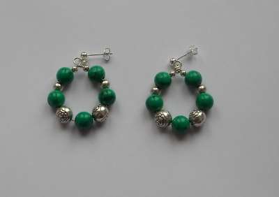 Эффектные серьги с говлитом