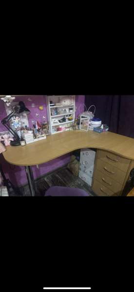 Деревянный стол с ящиками