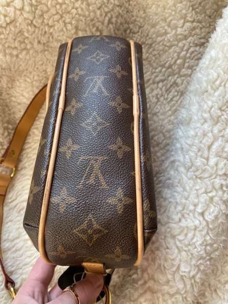 Louis Vuitton сумка кожаная в фото 5