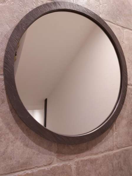 Круглое зеркало в деревянной раме 70 см в фото 3