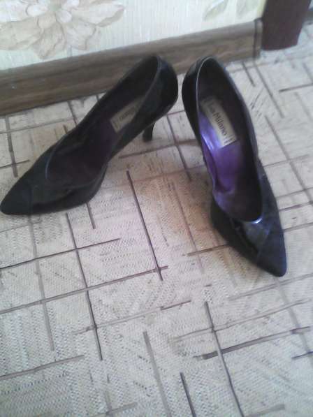 Две пары туфель на каблуке чёрного цвета.38 размера в Самаре
