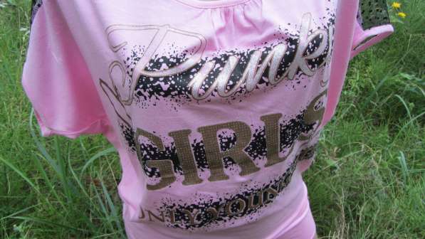 Розовая женская футболка с надписями в фото 5