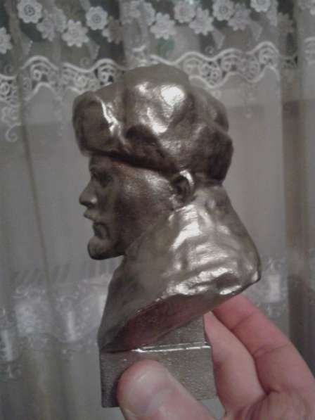 Бюст Ленина, в шапке ушанке в Москве фото 5