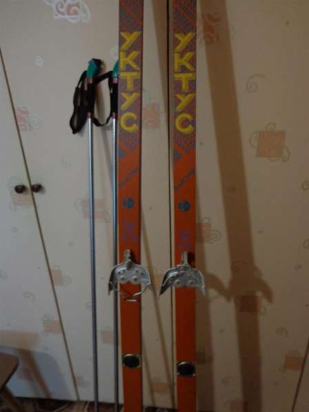 Лыжи Уктус пластиковые 2 м с палками СССР