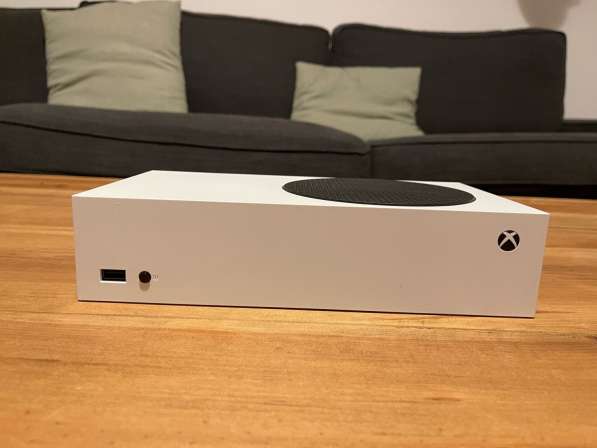 Новая Xbox Series S, использовалась лишь раз в фото 8
