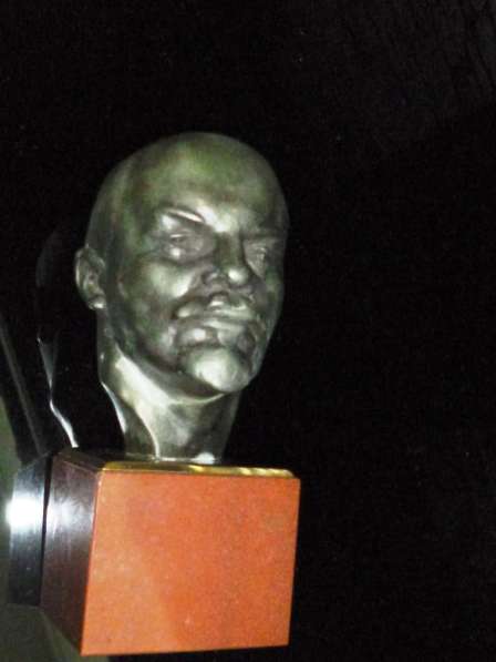 Бюст В. И. Ленина, на постаменте Скульптор  