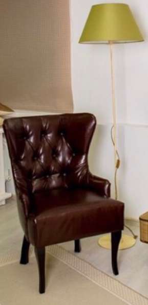 Кресло кожаное коричневое декоративное