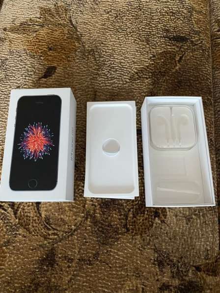 Коробки от Iphone SE и от Iphone 5S