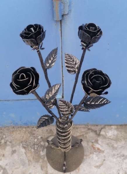 Розы из металла на кладбище