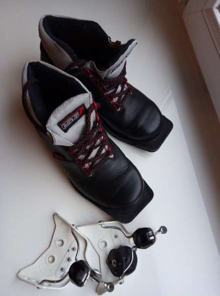 Продам женские лыжные ботинки