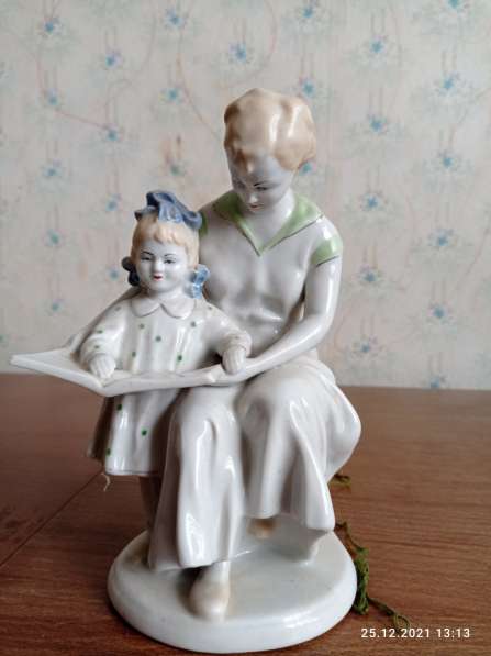 Форфоровая статуэтка мама с дочкой читают книгу