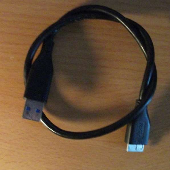 Кабель USB 3.0 для подключения внешних устройств.