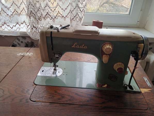 Продам швейную машинку Лада(Чехия)