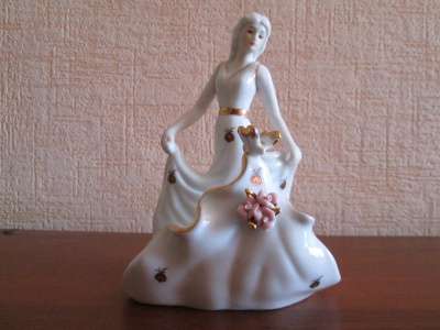 Фарфоровая статуэтка Девушка