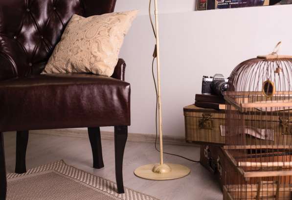 Кресло кожаное коричневое декоративное в Саранске