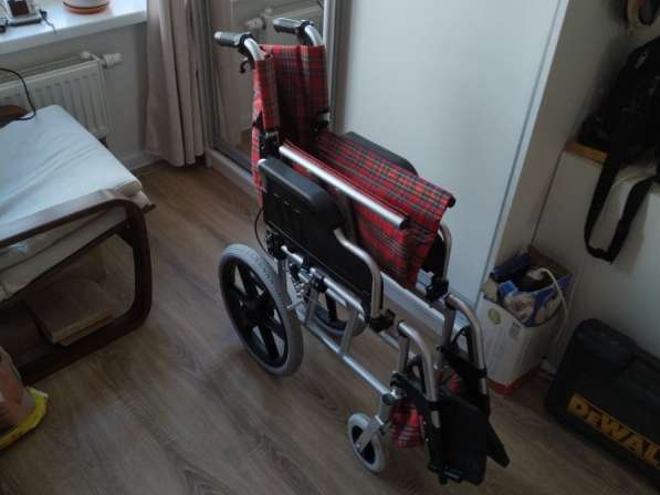 Складное инвалидное кресло каталка