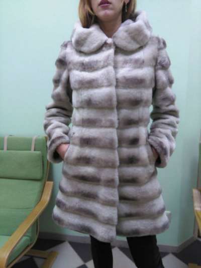 Уютную мутоновую шубку с капюшоном в Омске