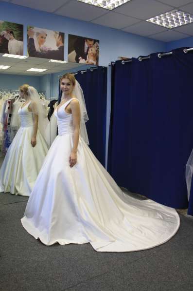 Атласное свадебное платье со шлейфом в Москве