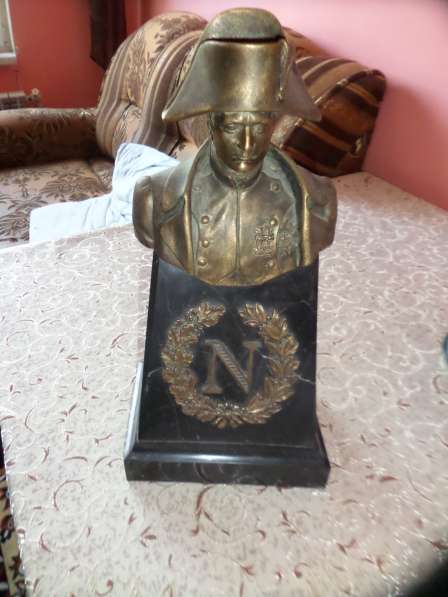 Статуя Наполеона Бонапарта (бронза и черный мрамор) в 