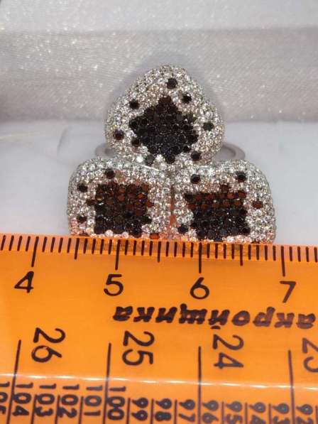 Золотое кольцо с бриллиантами чëрными и белыми в Саках фото 4