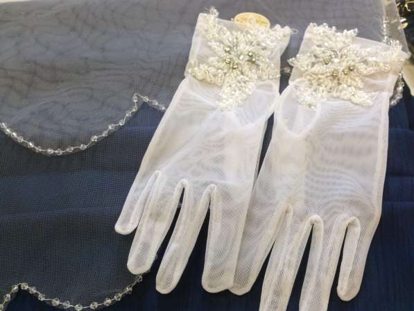 Белые короткие перчатки Love Wedding Couture