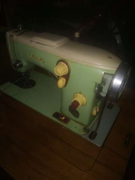 Старенькая швейная машинка в Королёве фото 3