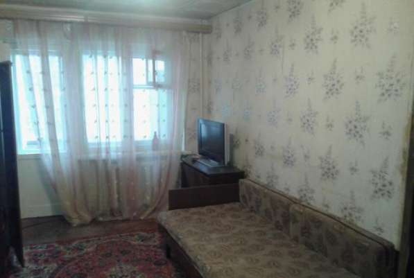 Продам двухкомнатную квартиру в Подольске. Жилая площадь 44 кв.м. Дом кирпичный. Есть балкон.