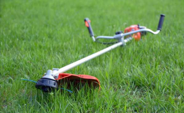 Покос травы триммером