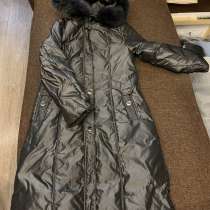 Пальто пуховое 46 размер с капюшоном, отсроченным натуральы, в Москве