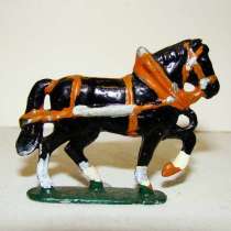 К солдатикам оловянным лошадь (E069), в Москве