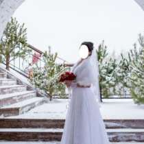 Кружевное свадебное платье + накидка, в Москве