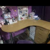 Деревянный стол с ящиками, в Сургуте