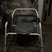 Продается кресло -туалет, складное, с ведром, металлическое, в Омске