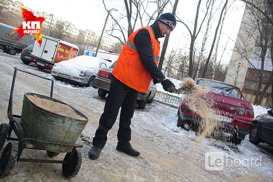 Посыпать песком. Дороги посыпают солью. Посыпка тротуаров. Посыпка дорог реагентами. Посыпка дорог песком.